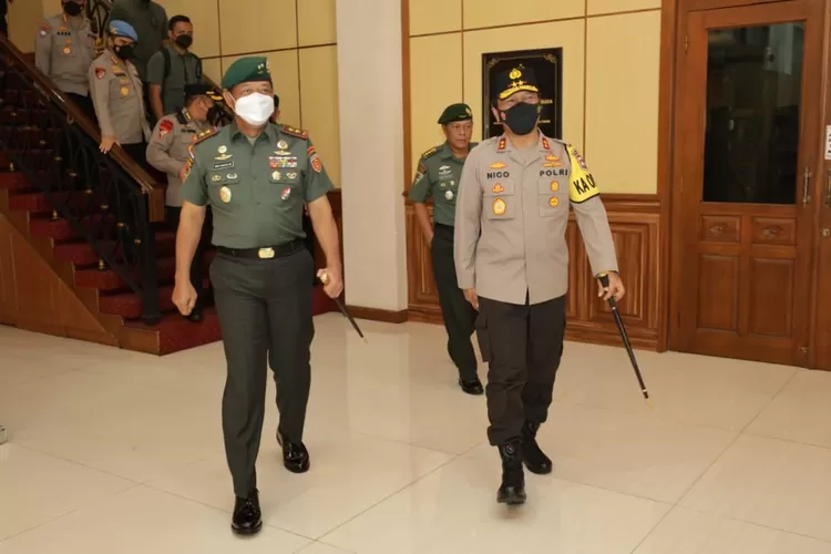 Kapolda Jatim Irjen Nico Afinta dan Pangdiv II Infanteri Mayjen TNI Dwi Wahyu Winarto (Humas Polda Jatim)