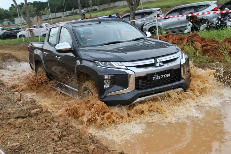 Mitsubishi triton sedang diuji ketangguhannya dalam melahap medan Offroad. (Dok. MMKSI)