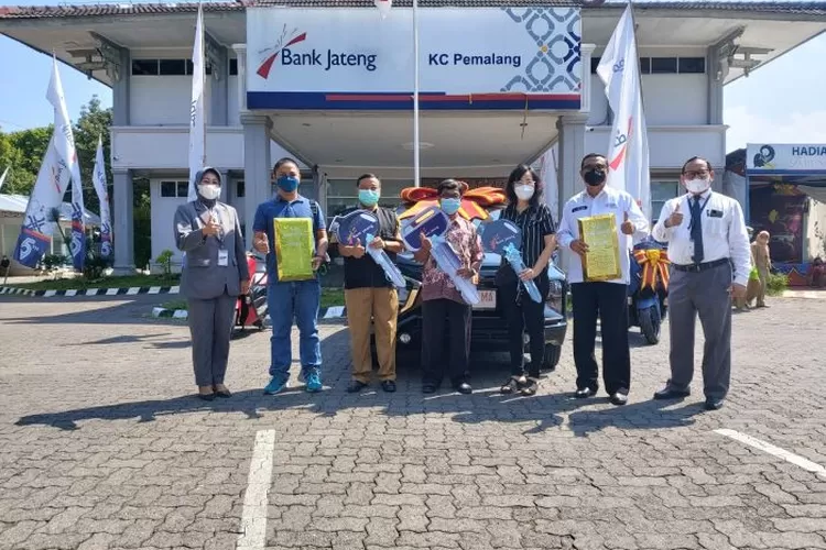 Pimpinan Bank Jateng Cabang Pemalang Ratna Riyanti menyerahkan hadiah Tabungan Bima kepada nasabah yang beruntung.  (dok Bank Jateng)