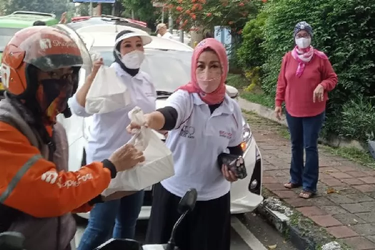 Erick Thohir sahabat Indonesia (Etos) membagikan nasi box di Jalan Raya Pajajaran Rabu 13 April 2022 (Febri Daniel Manalu)