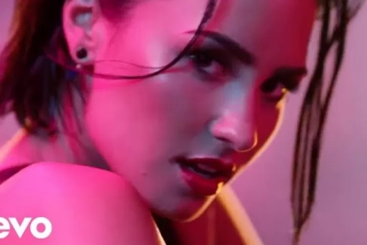 Potongan video klip lagu 'Cool for the Summer' Demi Lovato (Tangkap layar YouTube Demi Lovato)