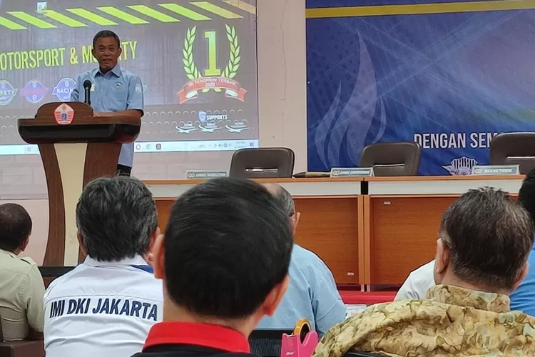 Ketua Dewan Pembina KONI DKI Jakarta Prasetyo Edi Marsudi memberikan sambutan pada rapat kerja provinsi IMI DKI.