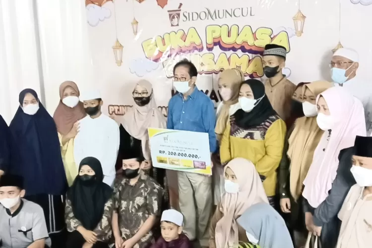 Direktur SidoMuncul Irwan Hidayat menyerahkan secara simbolis BLT (Bantuan Langsung Tunai) santunan untuk 1000 yatim di Jakarta senilai Rp 210 Juta di  Ramadhan 1443 H (AG Sofyan)