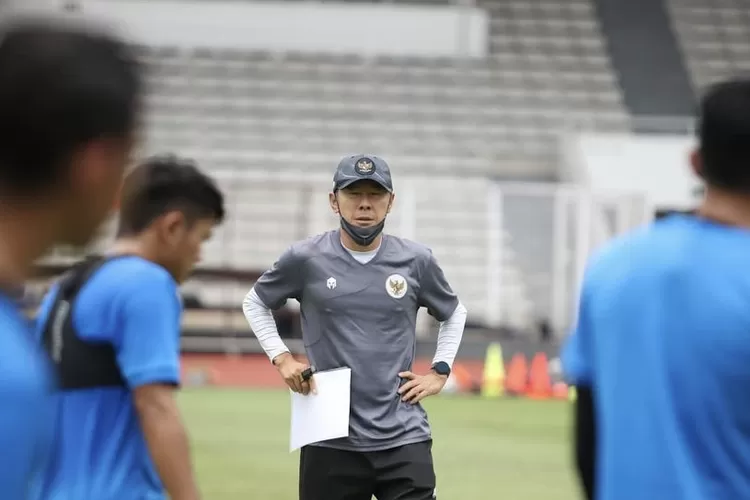 Shin Tae-yong saat memimpin latihan perdana Timnas pada tahun 2021 lalu (Instagram/ shintaeyong7777)