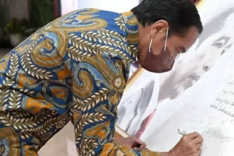 Presiden Joko Widodo telah menandatangani pencarian gaji ke 13 dan THR bagi ASN, anggota TNI dan POLRI, penerima pensiun atau pensiunan dan pejabat negara. (Instagram @jokowi)