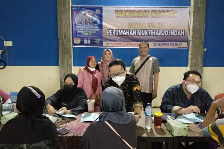 Vaksinasi Booster di RW 15 Muktiharjo Kidul, Malam Hari Tetap Dilayani