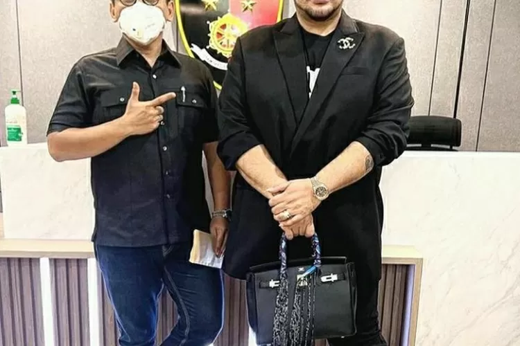 Ivan Gunawan mendatangi kepolisia ditemani kuasa hukumnya Sandy Arifin , SH  (Instagram/@sandyarifinsh)