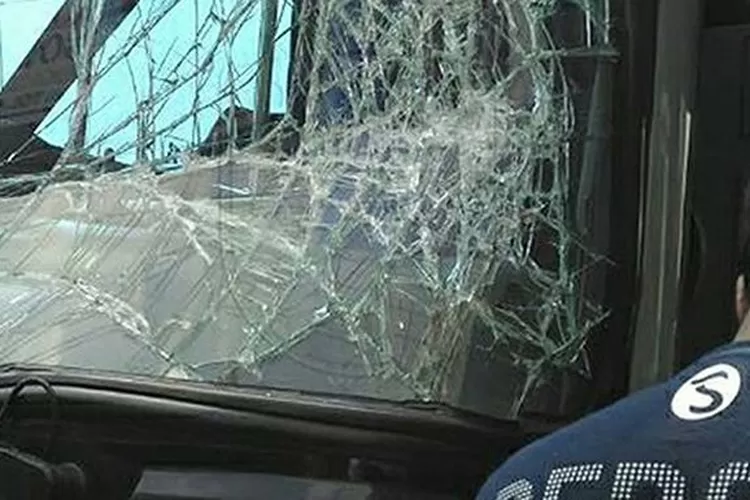 Ilustrasi pencurian dengan modus pecah kaca mobil. (pikiran-rakyat.com)