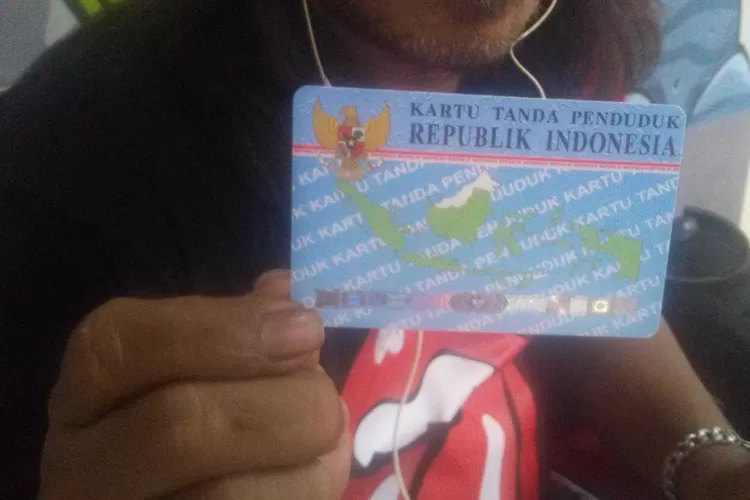 Salah satu warga Kota Bekasi menunjukan kartu identitas KTP elektronik. (FOTO: Dharma/Suarakarya.id)