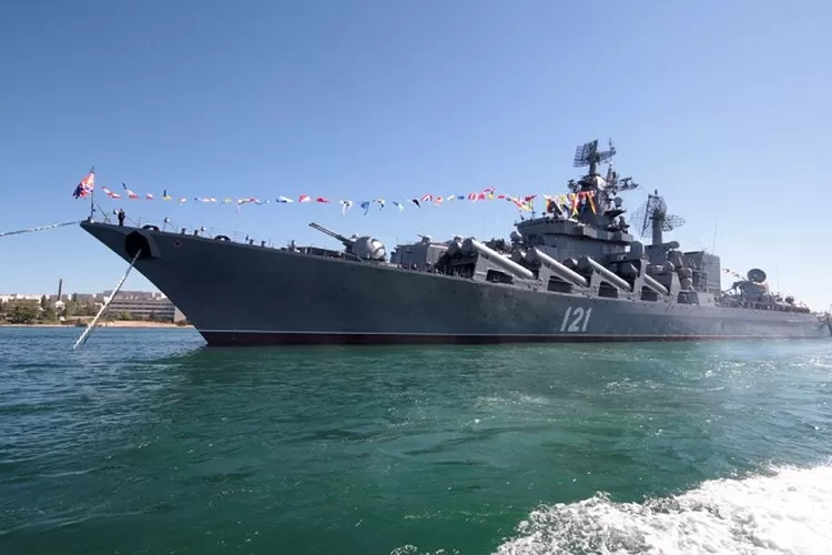  Kapal penjelajah rudal Rusia, Moskva, saat ditambatkan di pelabuhan Laut Hitam Ukraina di Sevastopol. (Reuters)