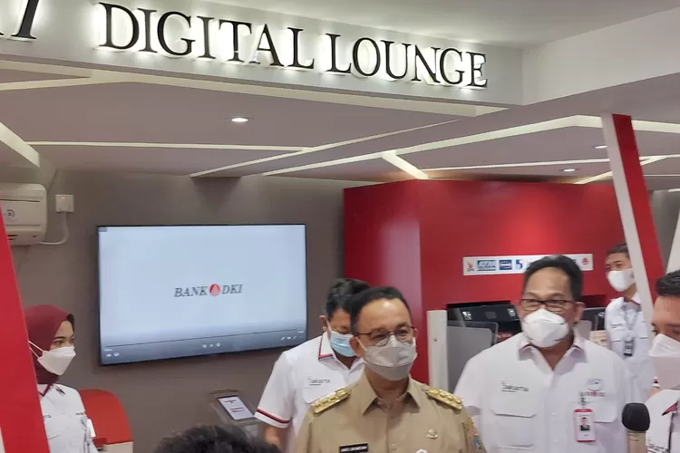Gubernur DKI Jakarta Anies R Baswedan meninjau digital lounge  fasilitas Bank DKI, belum lama  ini  (PPID, Jakarta.go.id)