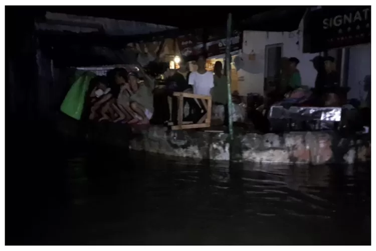 Tanggul Jebol, 159 Rumah Warga Di Kota Tasikmalaya Terendam Banjir ...