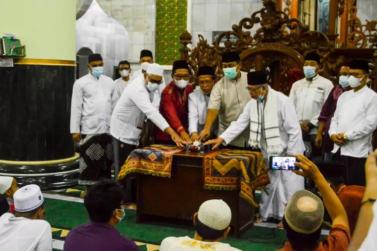 Wali Kota Semarang Hendrar Prihadi saat tarawih keliling di Masjid Kauman Semarang. (Ayosemarang.com/ Audrian Firhannusa)