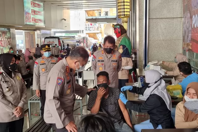 Vaksinasi Polda Metro Jaya di Pasar Tanah Abang  (Sadono )