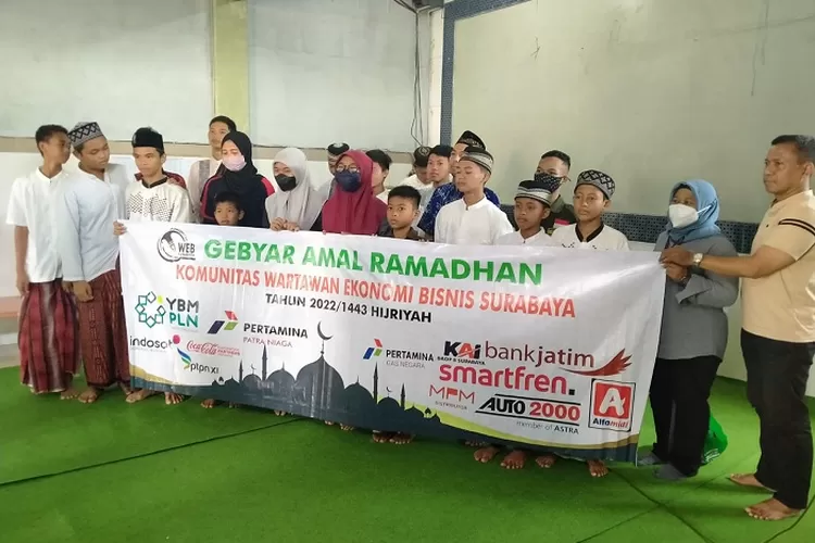 Komunitas wartawan saat membagikan bantuan di Panti Asuhan Al Ikhsan Surabaya