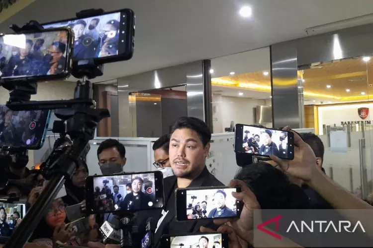 Perancang busana Ivan Gunawan memberikan keterangan kepada wartawan usai diperiksa sebagai saksi dalam perkara dugaan penipuan investasi melalui aplikasi robot trading DNA Pro, di Mabes Polri, Jakarta, Kamis (14/4/2022).  (ANTARA/Laily Rahmawaty)