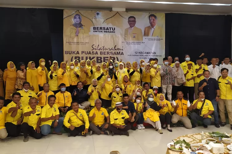 Sejumlah kader dan pengurus berfoto bersama Ketua DPD Golkar Kota Bekasi usai bukber sekaligus ajang silaturahmi di Graha Wulansari, Bekasi Timur, Senin (18/4/2022). (FOTO: Dharma/Suarakarya.id)