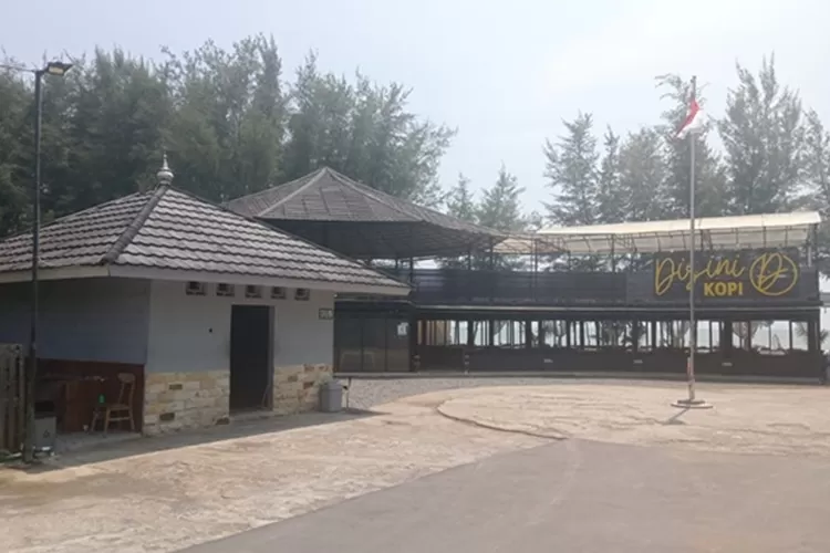 Fasilitas mushola Disini Kopi Pantai Sigandu yang representatif.  (Muslihun/Kontributor Batang.)