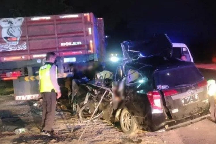 Kondisi mobil calya yang 5 penumpangnya tewas, sebelum dievakuasi. (Istimewa)