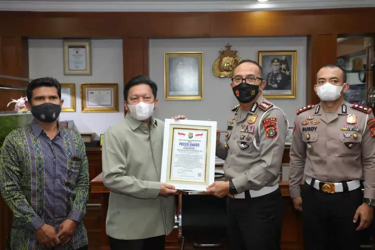 Ketua Lemkapi Dr Edi Hasibuan SH MH memberi penghargaan kepada Direktur Lalulintas PMJ Kombes Sambodo Purnomo Yogo. (Sadono)