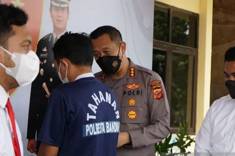 Kepala Polresta Bandung, Komisaris Besar Polisi Kusworo Wibowo, menginterogasi pelaku pencabulan di Polresta Bandung, Kabupaten Bandung, Jawa Barat, Senin (18/4/2022).  (ANTARA/HO-Polresta Bandung)
