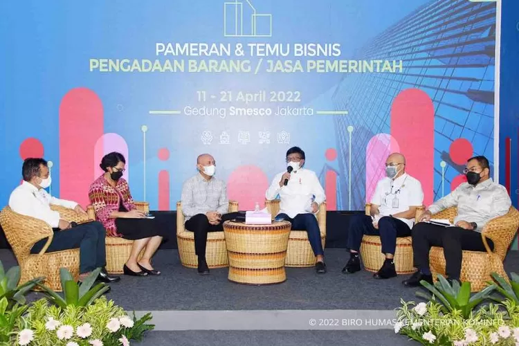 Menteri Komunikasi dan Informatika Johnny G. Plate (ketiga kanan), dalam Showcase dan Business Matching Produk IT dan Digital, di Exhibition Hall Gedung Smesco, Jakarta Selatan, Senin (18/4/2022) 