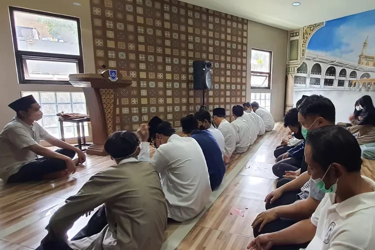 Ilustrasi Jamaah mendengarkan Kultum Hikmah Puasa 