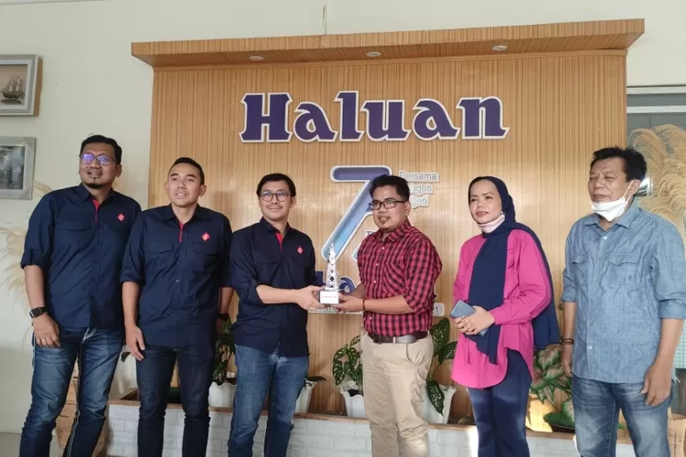 Manajemen Telkomsel Indonesia memberikan plakat berupa BTS ke Manajemen Haluan saat melakukan kunjungan ke Kantor Haluan beberapa waktu lalu. (Ade Suhendra)