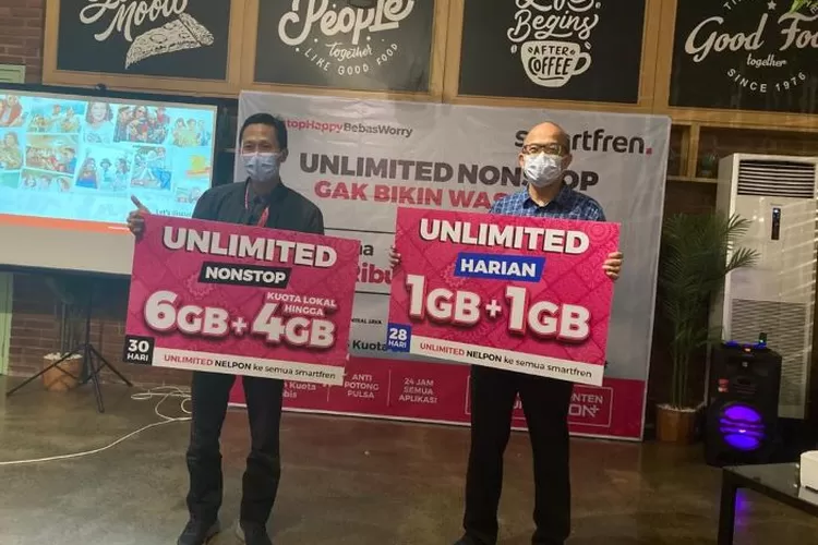  Regional Head North Central Java, Smartfren Mochamad Fadillah dan Regional Network Operasional Manager I Gede Dede Wiryawana di Semarang, Selasa 19 April 2022. (arri widiarto/ayosemarang.com)