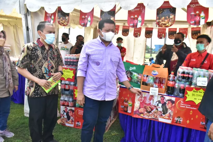 Bupati Sumedang Dony Ahmad Munir sedang meninjau stand stand bazar ramadhan. (Bisnisbandung.com/Kewoy Guntara)