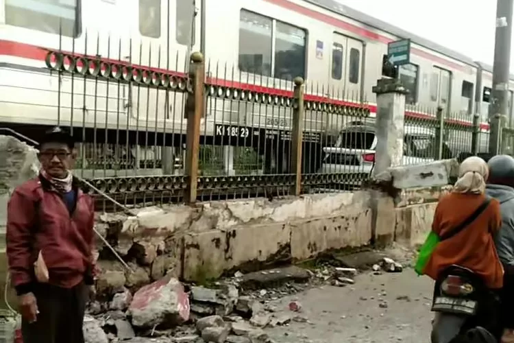 Mobil tabrak kereta api di stasiun citayam  (Instagram/@mellyadekha)