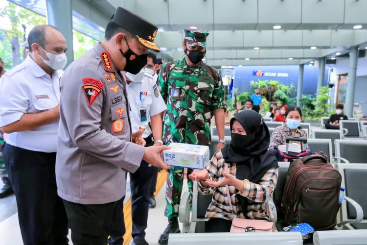 Kapolri Jenderal Pol Listyo Sigit Prabowo sidak ke stasiun Senen (Humas Polri)