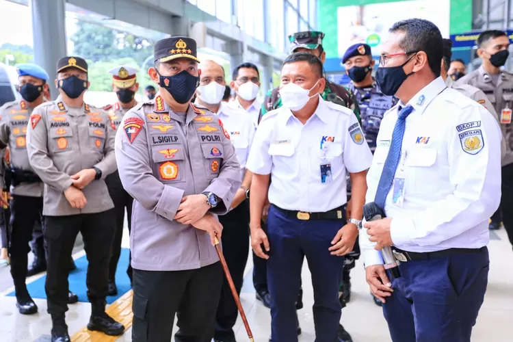 Kapolri Jenderal Listyo Sigit Prabowo meninjau Stasiun Pasar Senen, Jakarta Pusat, dalam rangka mengecek kesiapan pelaksanaan pengamanan arus mudik Hari Raya Idul Fitri pada Rabu (20/4/2022). (FOTO: Humas)