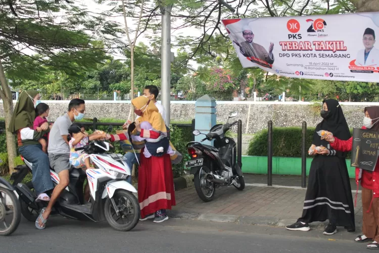 Milad ke-20, PKS Kota Semarang Bagi-bagi Paket Takjil Ramadhan Hingga Peduli Yatim Dhuafa