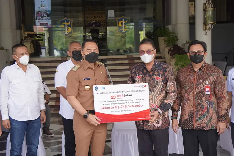 Direktur TI &amp; Operasi Bank Jatim, Tonny Prasetyo (dua dari kanan) saat menyerahkan simbolis CSR Bank Jatim Peduli kepada Walikota Surabaya Eri Cahyadi.