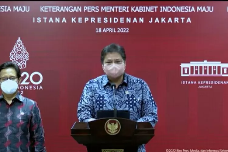 Menko Airlangga Hartarto dan Menkes Budi Gunadi Sadikin. (YouTube Sekretariat Presiden.)