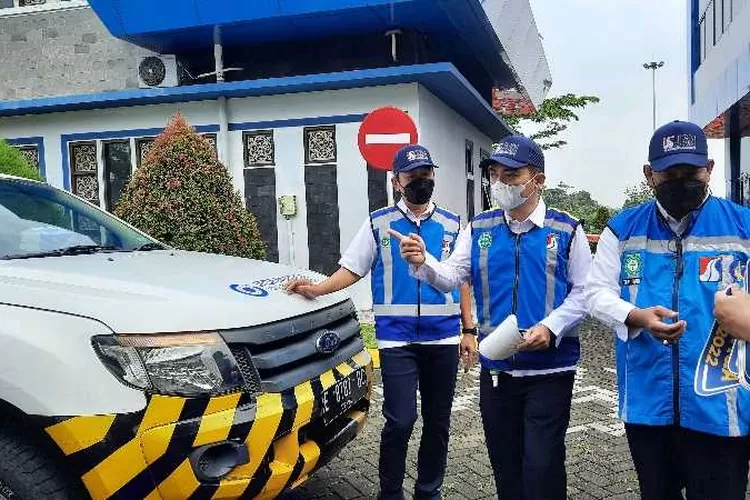 Direktur Utama PT Jasamarga Solo Ngawi (JSN), Arie Irianto mengecek kesiapan layanan arus Lebaran di Jalan Tol Solo-Ngawi (Endang Kusumastuti)