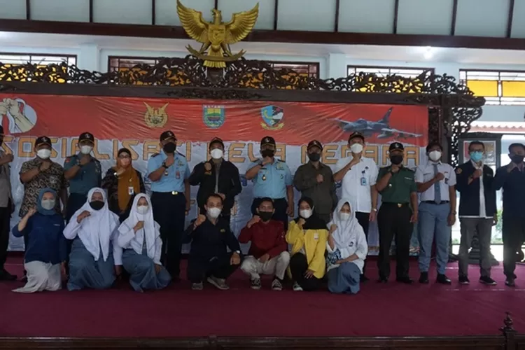 Paban III Spotdirga Kasau Kolonel Sus Kodrat Maliki bersama Bupati Batang Wihaji dan para peserta sosialisasi bela negara TNI AU berfoto bersama.  (Muslihun/Kontributor Batang)