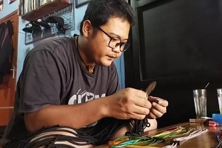 Dedi g'jot sedang memperagakan cara membuat strap masker dari tali frusik sebagai bahan. (Bisnisbandung.com/Kewoy)