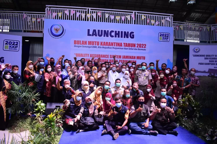 Setelah nonton demo masak, Menteri KKP Sakti Wahyu Trenggono didampingi Plt BKIPM Hari Maryadi meluncurkan Quality Assururance di kampung nelayan Gresik  (BKIPM )