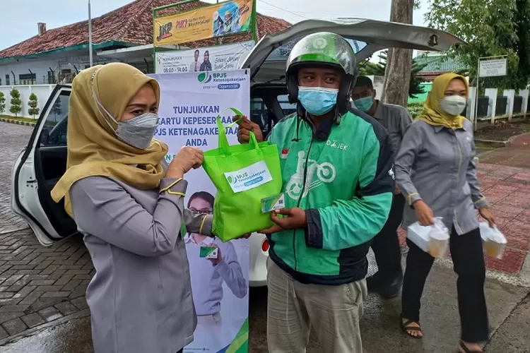 Kepala BPJS Ketenagakerjaan Banyuwangi, Eneng Siti Hasanah  memberikan paket sembako kepada Driver Online
