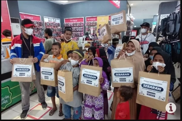 21 Anak Yatim Bahagia Saat Berbelanja Di Mall Ramayana Sorong (suarakarya.id - Yacob Nauly)
