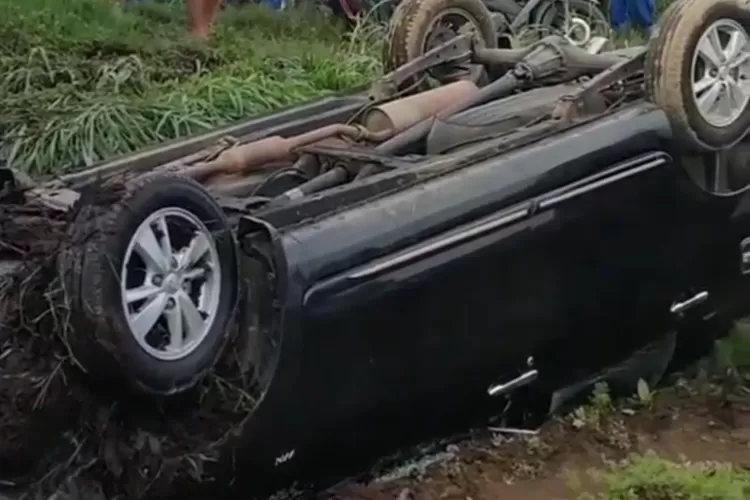 Detik-detik Mobil Tabrak Kotoran Sapi hingga Terguling di Pakis Magelang, Sempat Ngebut hingga Oleng (Instagram @magelang_raya)