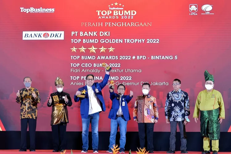 Penghargaan dari Majalah Top Bisnis untuk Bank DKI sebagai bank BUMD terbaik 2022. (PPID.Jakarta.Go. Id)