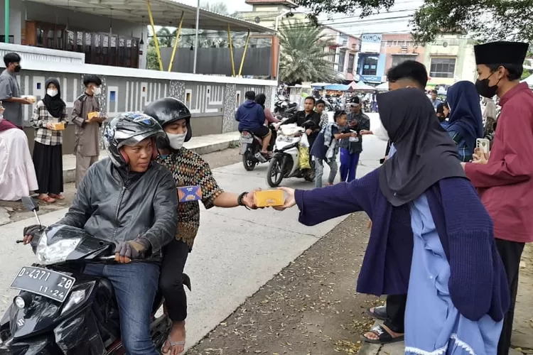 Siswa SMP Prima Cendekia Islami membagikan takjil dan makanan untuk berbuka puasa kepada masyarakat sekitar sekolah - Foto: Dokumen SMP PCI