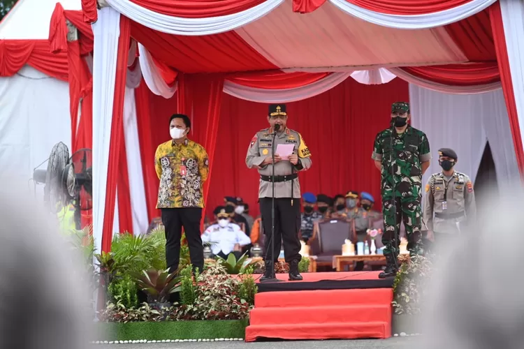 Kapolda Kalsel Irjen Rikwanto menjadi inspektur upacara dalam gelar pasukan pengamanan Lebaran (Humas Polda Kalsel)