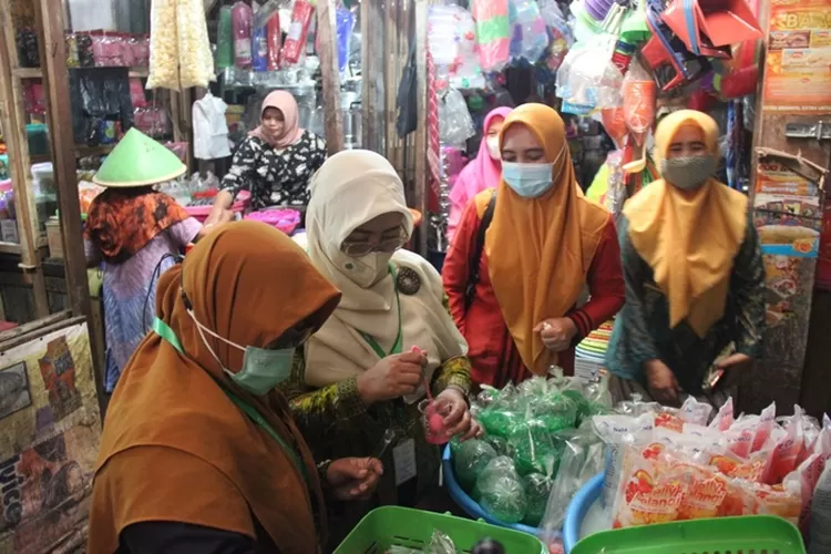 Petugas melakukan pemeriksaan makanan dan minuman di Pasar Cepiring.  (edi prayitno/kontributor Kendal)