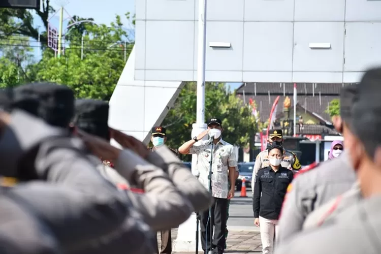 Bupati Batang Wihaji saat menjadi pembina apel gelar Pasukan Operasi Ketupat Candi.  (Muslihun/Kontributor Batang)