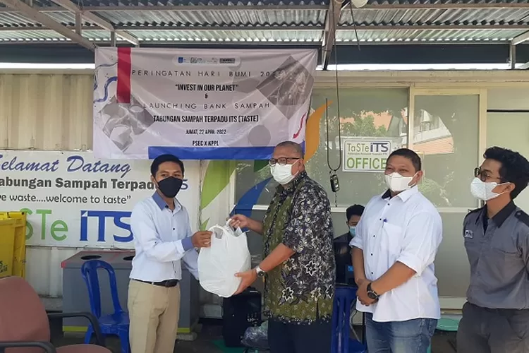 Serah terima sampah secara simbolis oleh Kepala Bank Sampah Surabaya (kiri), Wakil Rektor III ITS, dan Koordinator Sosial ITS Smart Eco Campus (tengah)