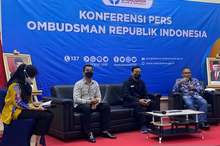 Anggota Ombudsman RI Robert Na Endi Jaweng (kanan) dalam konferensi pers di Kantor Ombudsman RI, Jakarta, Jumat (22/4/2022)  (ANTARA/Prisca Triferna)